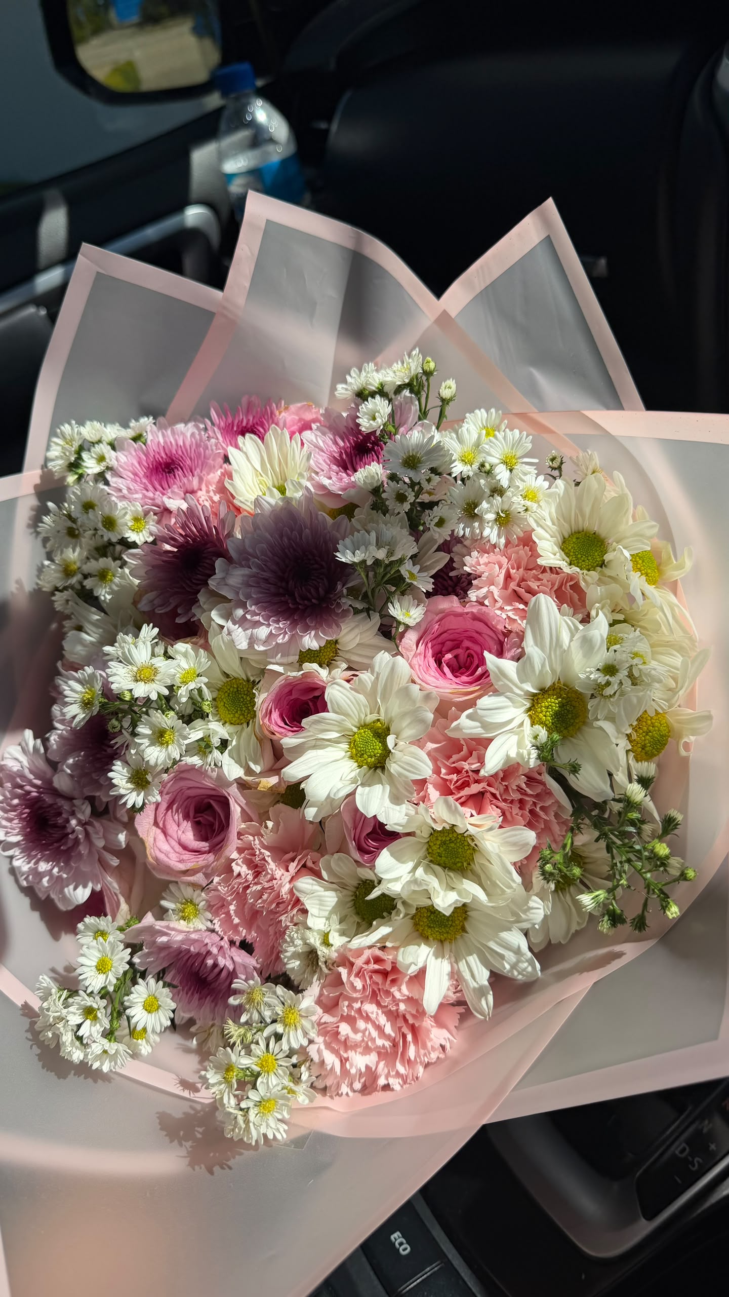 Jardim 'em Flor — a mixed pastel flower bouquet of chrysanthemums, carnations and daisies